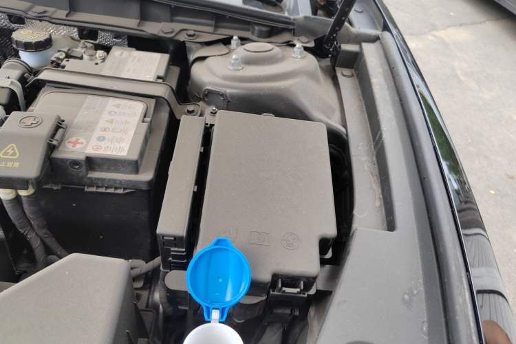 Used Hongqi H5 2025 2.0T Automatic Flag Edition – 500 000 Units Commemorative Version Engine Bay Left