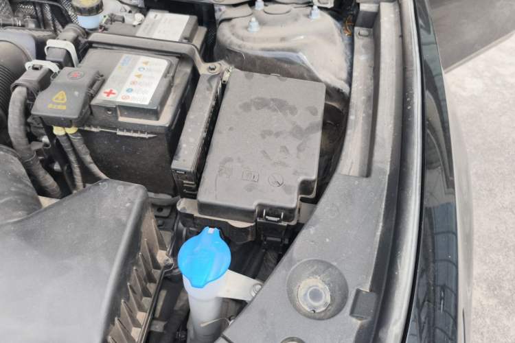 Used Hongqi H5 2025 2.0T Automatic Flag Edition – 500 000 Units Commemorative Version Engine Bay Left