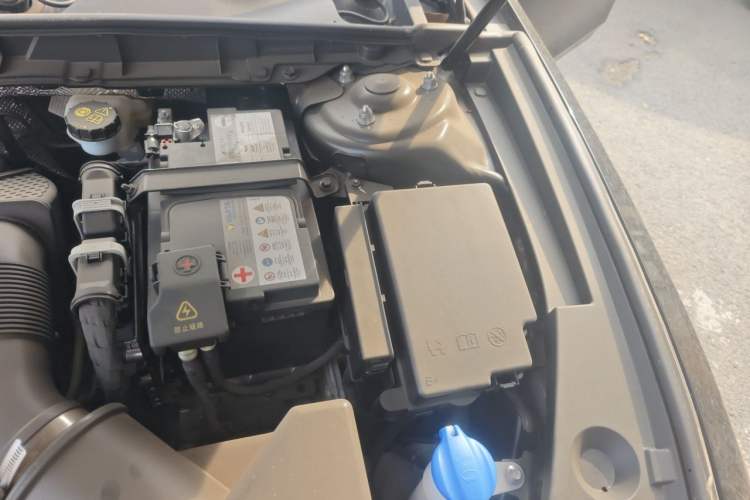 Used Hongqi H5 2025 2.0T Automatic Flag Edition – 500 000 Units Commemorative Version Engine Bay Left