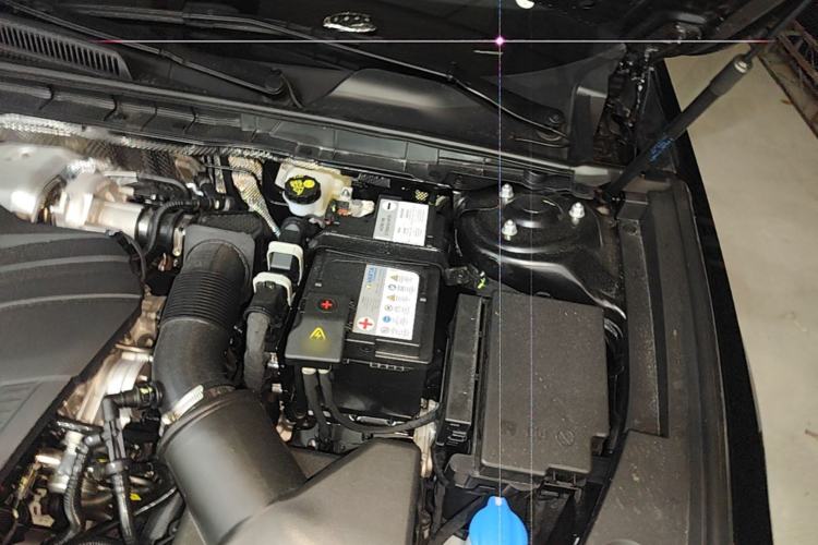 Used Hongqi H5 2025 2.0T Automatic Flag Edition – 500 000 Units Commemorative Version Engine Bay Left