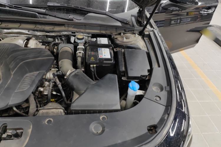 Used Hongqi H5 2025 2.0T Automatic Flag Edition – 500 000 Units Commemorative Version Engine Bay Left