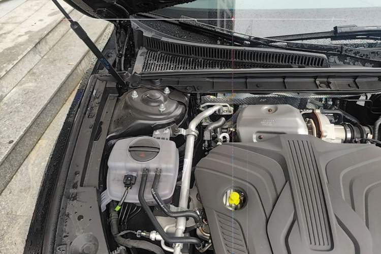 Used Hongqi H5 2025 2.0T Automatic Flag Edition – 500 000 Units Commemorative Version Engine Bay Right