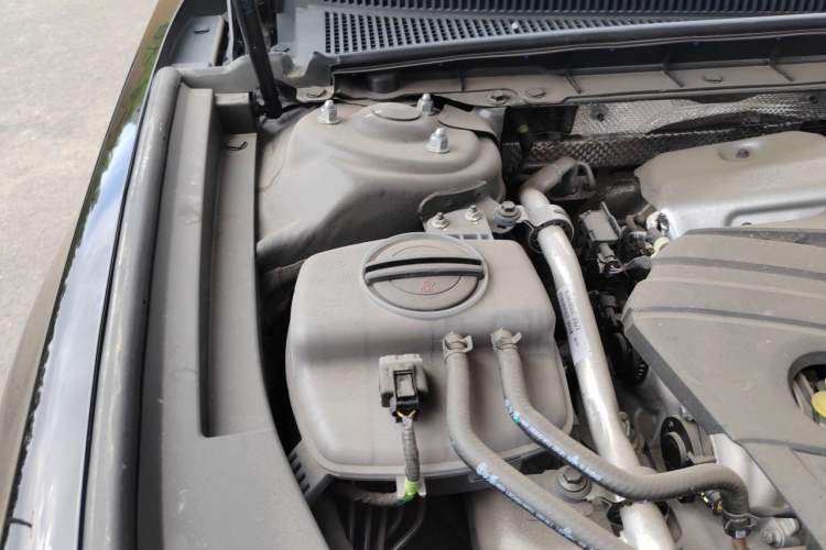 Used Hongqi H5 2025 2.0T Automatic Flag Edition – 500 000 Units Commemorative Version Engine Bay Right