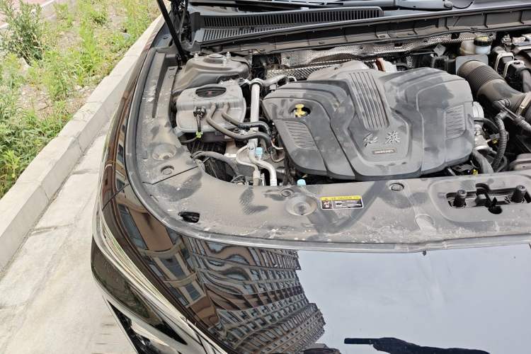 Used Hongqi H5 2025 2.0T Automatic Flag Edition – 500 000 Units Commemorative Version Engine Bay Right