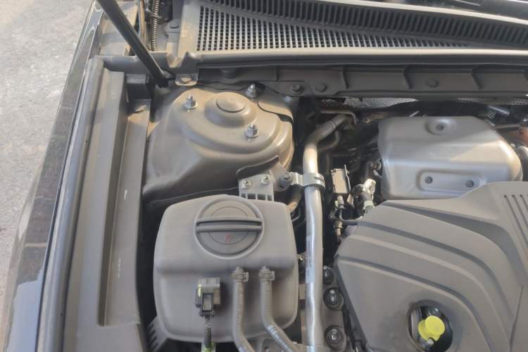 Used Hongqi H5 2025 2.0T Automatic Flag Edition – 500 000 Units Commemorative Version Engine Bay Right