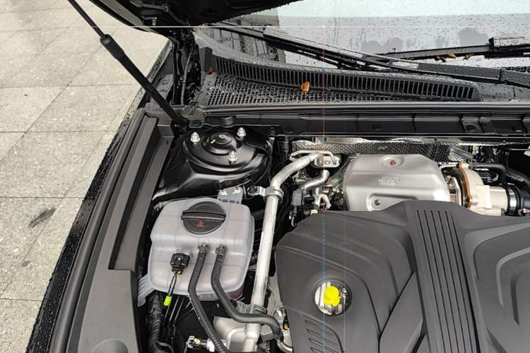 Used Hongqi H5 2025 2.0T Automatic Flag Edition – 500 000 Units Commemorative Version Engine Bay Right