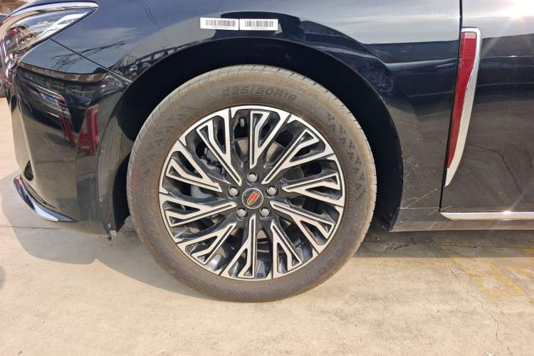 Used Hongqi H5 2025 2.0T Automatic Flag Edition – 500 000 Units Commemorative Version Exterior 2