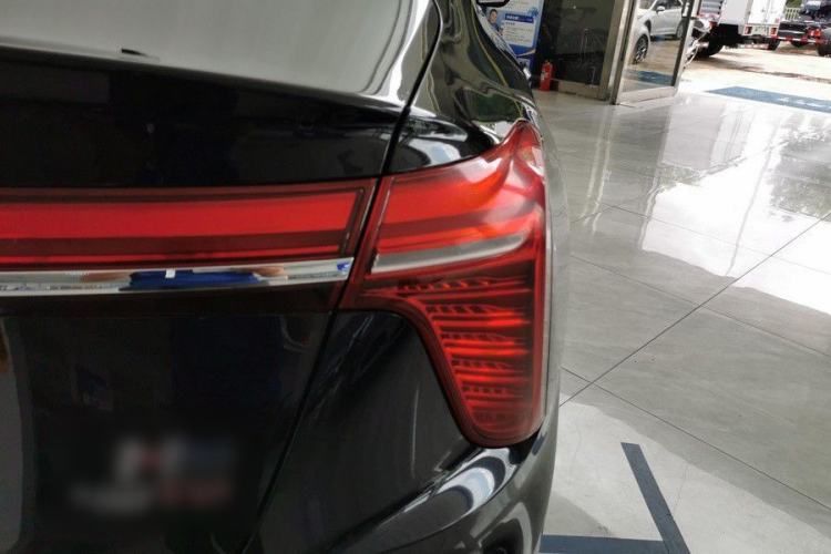 Used Hongqi H5 2025 2.0T Automatic Flag Edition – 500 000 Units Commemorative Version Exterior 3