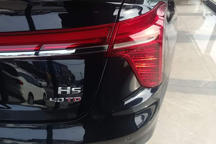 Used Hongqi H5 2025 2.0T Automatic Flag Edition – 500 000 Units Commemorative Version Exterior 3