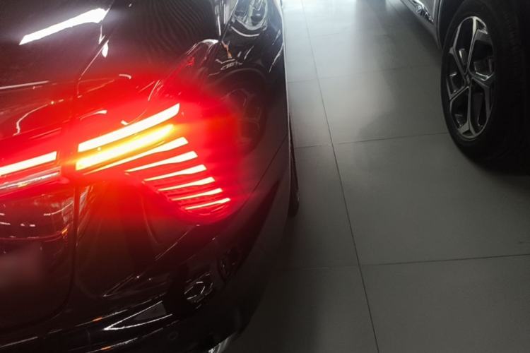 Used Hongqi H5 2025 2.0T Automatic Flag Edition – 500 000 Units Commemorative Version Exterior 3