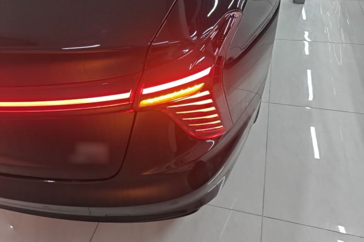 Used Hongqi H5 2025 Model 2.0T Automatic Xuan Ying 2 Million Units Commemorative Edition Exterior 3