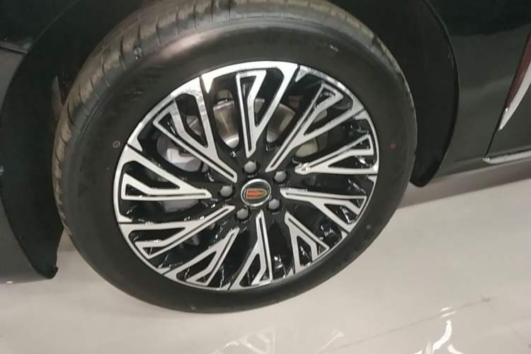 Used Hongqi H5 2025 2.0T Automatic Flag Edition – 500 000 Units Commemorative Version Exterior 4