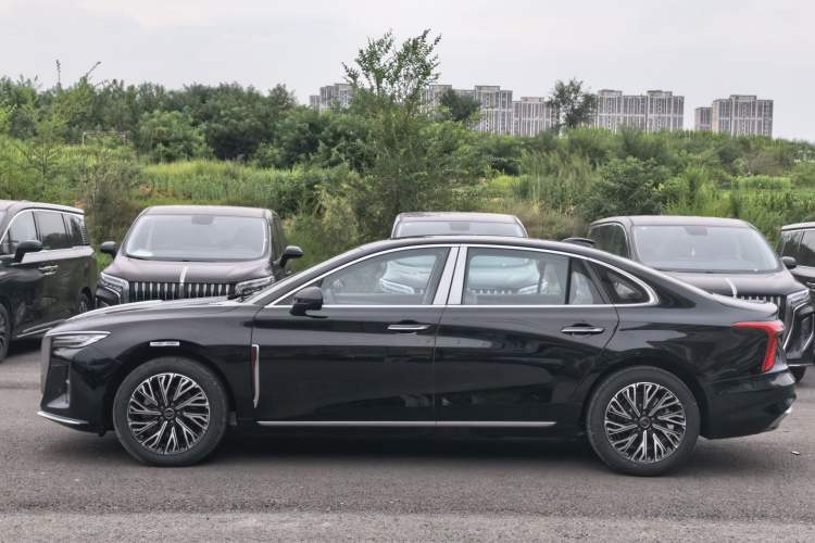 Used Hongqi H5 2025 2.0T Automatic Flag Edition – 500 000 Units Commemorative Version Exterior 4