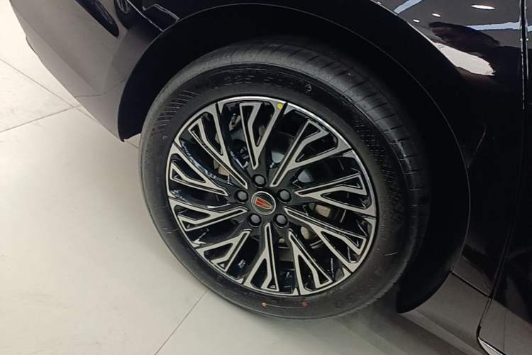 Used Hongqi H5 2025 2.0T Automatic Flag Edition – 500 000 Units Commemorative Version Exterior 5