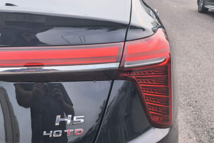 Used Hongqi H5 2025 2.0T Automatic Flag Edition – 500 000 Units Commemorative Version Exterior 7