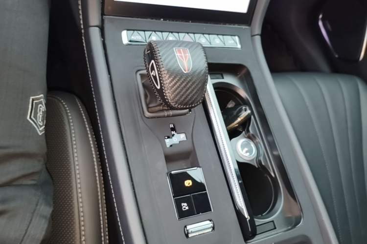 Used Hongqi H5 2025 2.0T Automatic Flag Edition – 500 000 Units Commemorative Version Gear Lever