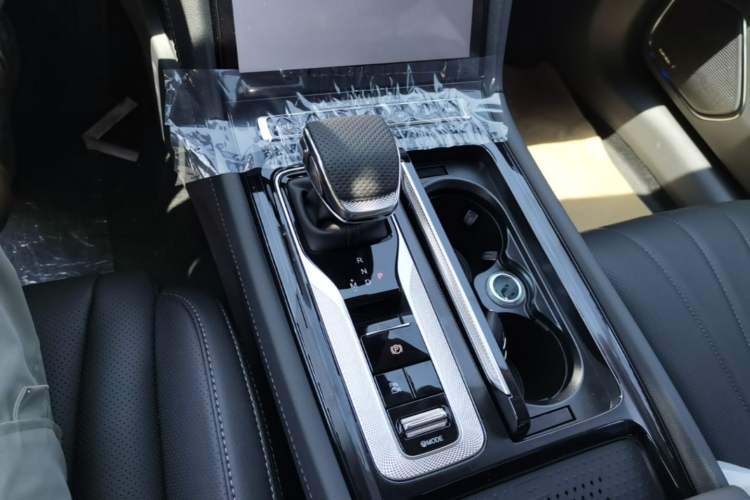 Used Hongqi H5 2025 2.0T Automatic Flag Edition – 500 000 Units Commemorative Version Gear Lever