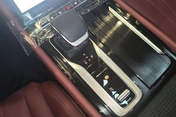 Used Hongqi H5 2025 2.0T Automatic Flag Edition – 500 000 Units Commemorative Version Gear Lever