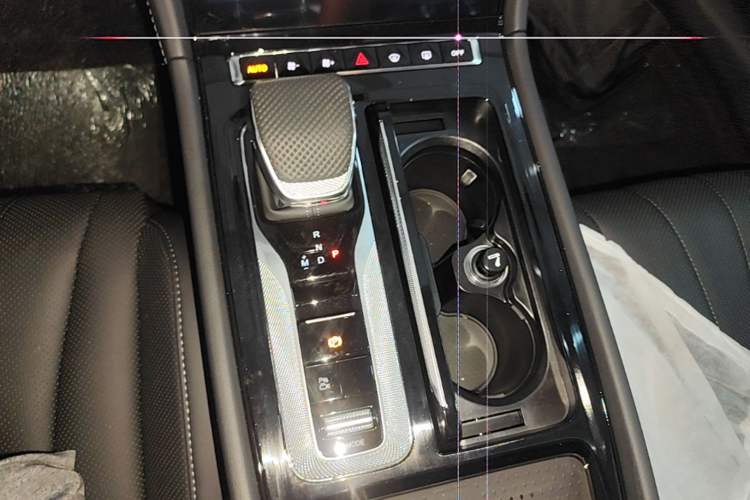 Used Hongqi H5 2025 2.0T Automatic Flag Edition – 500 000 Units Commemorative Version Gear Lever