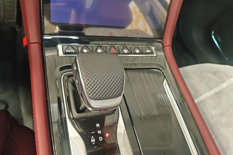 Used Hongqi H5 2025 2.0T Automatic Flag Edition – 500 000 Units Commemorative Version Gear Lever