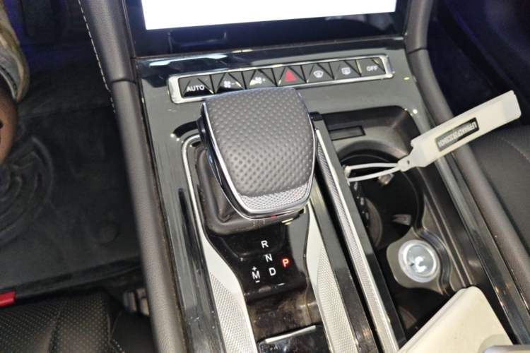 Used Hongqi H5 2025 2.0T Automatic Flag Edition – 500 000 Units Commemorative Version Gear Lever