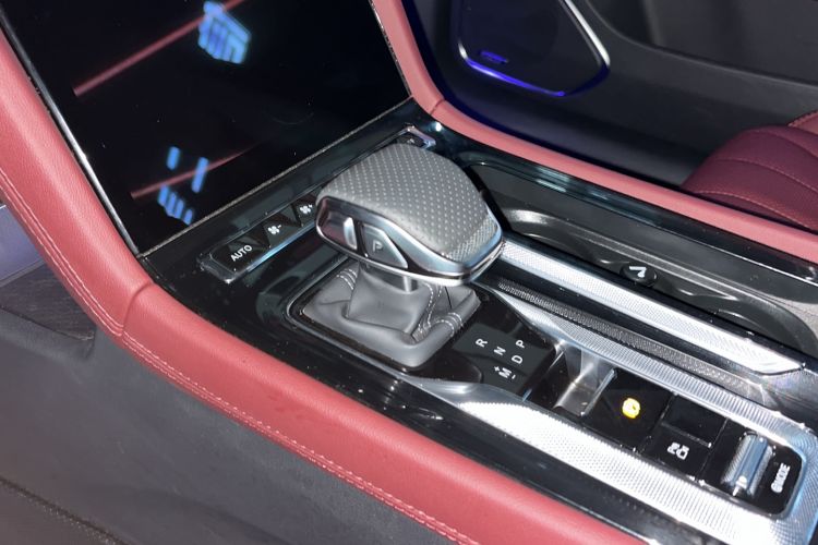Used Hongqi H5 2025 2.0T Automatic Flag Edition – 500 000 Units Commemorative Version Gear Lever