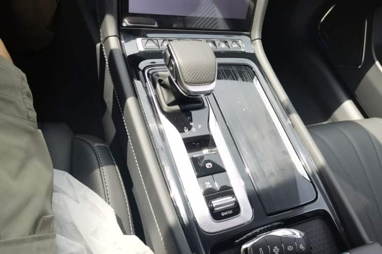Used Hongqi H5 2025 2.0T Automatic Flag Edition – 500 000 Units Commemorative Version Gear Lever
