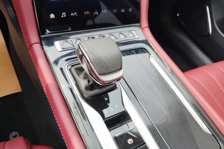 Used Hongqi H5 2025 2.0T Automatic Flag Edition – 500 000 Units Commemorative Version Gear Lever