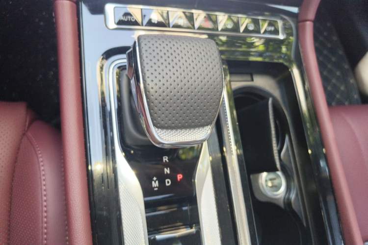 Used Hongqi H5 2025 2.0T Automatic Flag Edition – 500 000 Units Commemorative Version Gear Lever