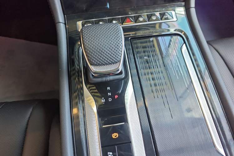 Used Hongqi H5 2025 2.0T Automatic Flag Edition – 500 000 Units Commemorative Version Gear Lever