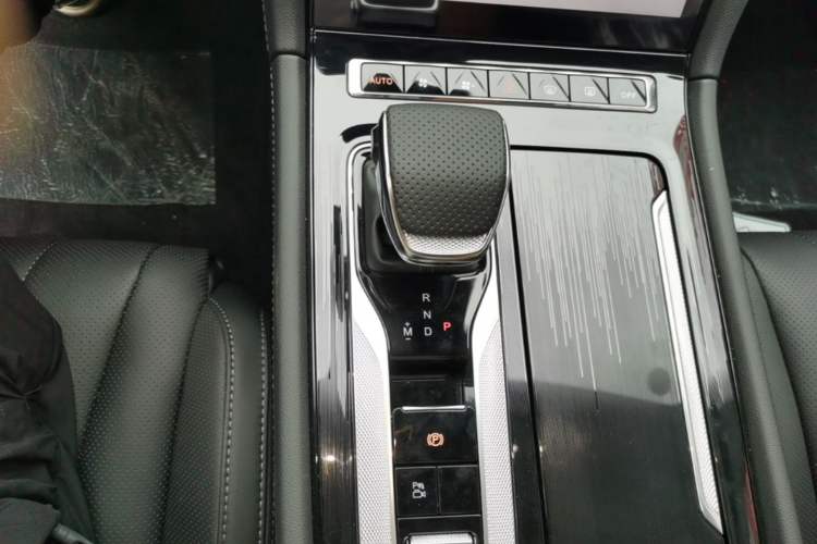 Used Hongqi H5 2025 2.0T Automatic Flag Edition – 500 000 Units Commemorative Version Gear Lever