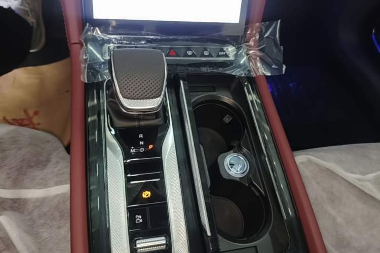 Used Hongqi H5 2025 2.0T Automatic Flag Edition – 500 000 Units Commemorative Version Gear Lever