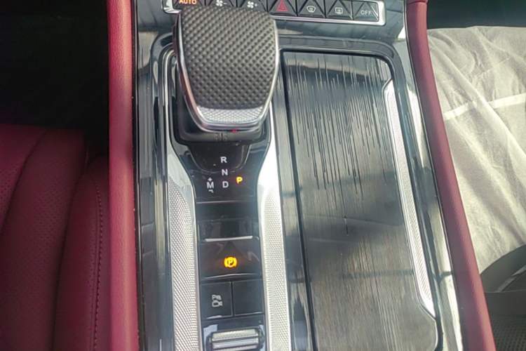 Used Hongqi H5 2025 2.0T Automatic Flag Edition – 500 000 Units Commemorative Version Gear Lever