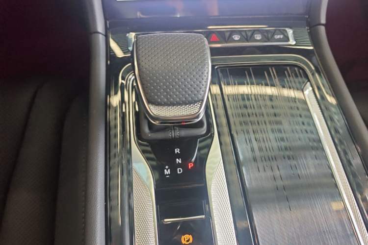 Used Hongqi H5 2025 2.0T Automatic Flag Edition – 500 000 Units Commemorative Version Gear Lever