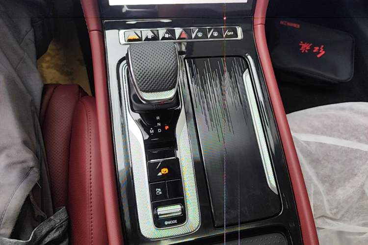 Used Hongqi H5 2025 2.0T Automatic Flag Edition – 500 000 Units Commemorative Version Gear Lever