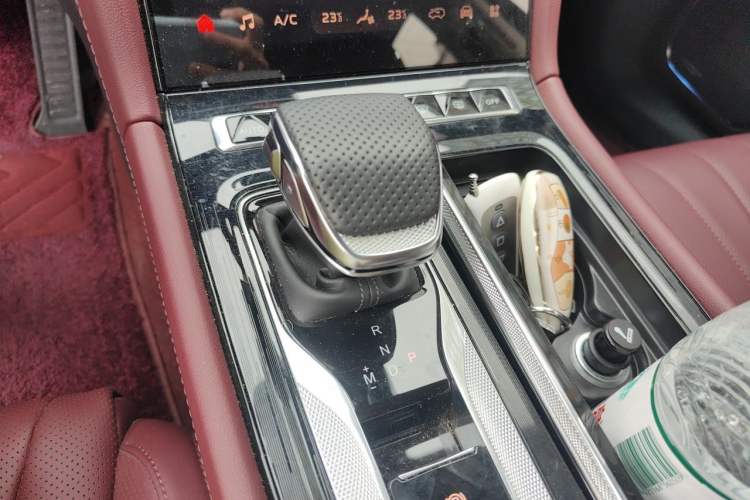 Used Hongqi H5 2025 2.0T Automatic Flag Edition – 500 000 Units Commemorative Version Gear Lever