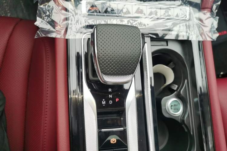 Used Hongqi H5 2025 2.0T Automatic Xuan Ying Edition Gear Lever