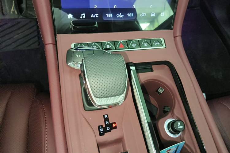 Used Hongqi H5 2025 2.0T Automatic Flag Edition – 500 000 Units Commemorative Version Gear Lever