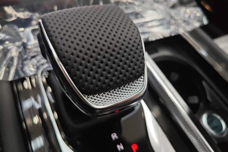 Used Hongqi H5 2025 2.0T Automatic Flag Edition – 500 000 Units Commemorative Version Gear Lever