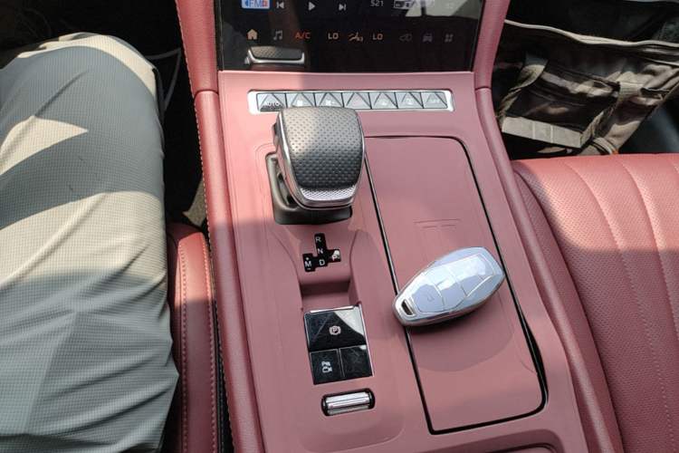 Used Hongqi H5 2025 2.0T Automatic Flag Edition – 500 000 Units Commemorative Version Gear Lever
