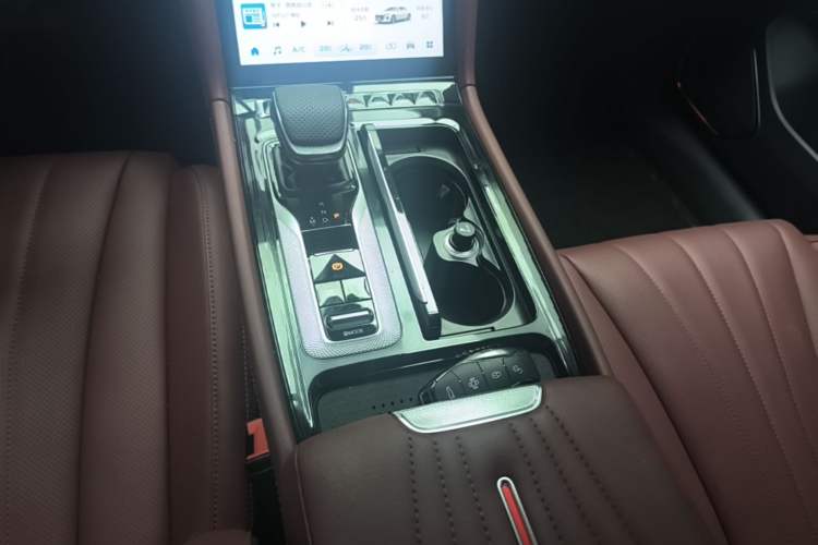 Used Hongqi H5 2025 Model 2.0T Automatic Xuan Ying 2 Million Units Commemorative Edition Gear Lever