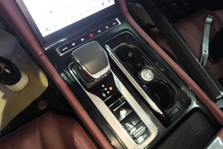 Used Hongqi H5 2025 2.0T Automatic Flag Edition – 500 000 Units Commemorative Version Gear Lever
