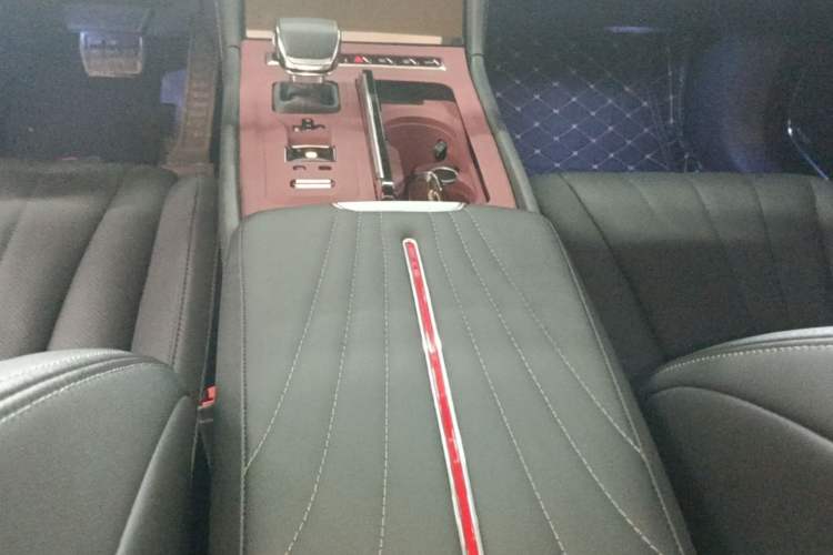 Used Hongqi H5 2025 2.0T Automatic Flag Edition – 500 000 Units Commemorative Version Gear Lever