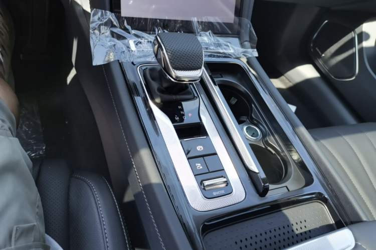 Used Hongqi H5 2025 2.0T Automatic Flag Edition – 500 000 Units Commemorative Version Gear Lever