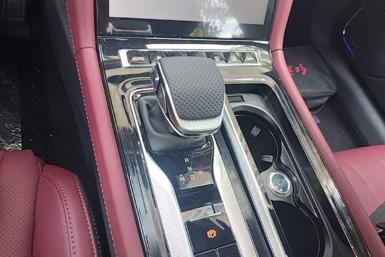 Used Hongqi H5 2025 2.0T Automatic Xuan Ying Edition Gear Lever