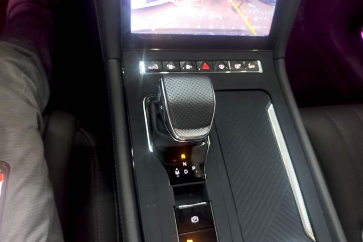Used Hongqi H5 2025 2.0T Automatic Flag Edition – 500 000 Units Commemorative Version Gear Lever