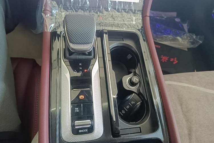 Used Hongqi H5 2025 2.0T Automatic Flag Edition – 500 000 Units Commemorative Version Gear Lever