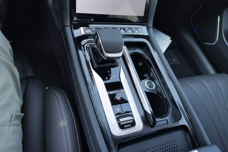 Used Hongqi H5 2025 2.0T Automatic Flag Edition – 500 000 Units Commemorative Version Gear Lever