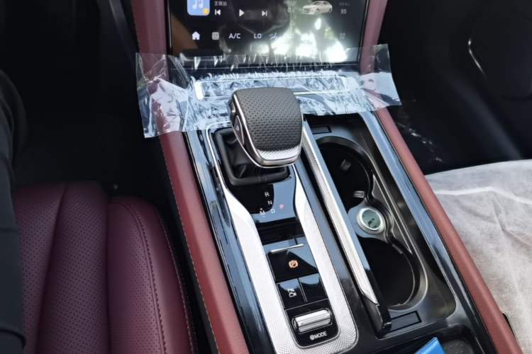 Used Hongqi H5 2025 Model 2.0T Automatic Xuan Ying 2 Million Units Commemorative Edition Gear Lever