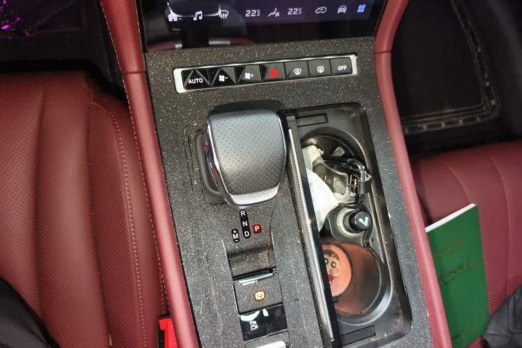 Used Hongqi H5 2025 2.0T Automatic Flag Edition – 500 000 Units Commemorative Version Gear Lever